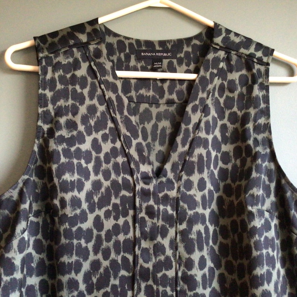 NWOT Ladies sleeveless olive green/black top Sz m